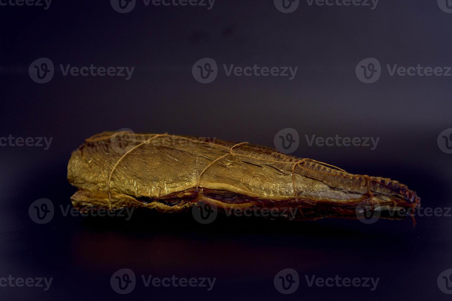 appetitoso caldo affumicato d'oro cavallo sgombro su un' nero sfondo foto