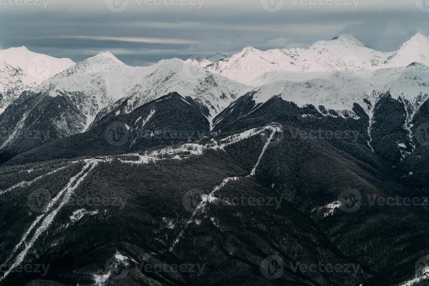 sochi montagna picchi spettacolare nebbioso Visualizza con bellissimo illuminazione foto