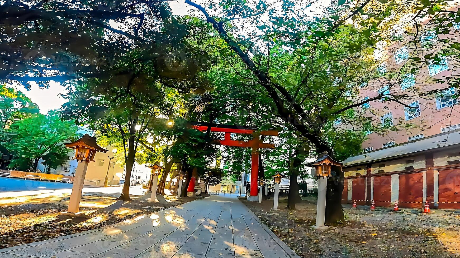 Shinjuku, tokyo, Giappone. hanazon santuario, un' santuario in piedi nel il mezzo di il città. esso esisteva nel 1590, il anno tokugawa ieyasu entrato tokyo foto