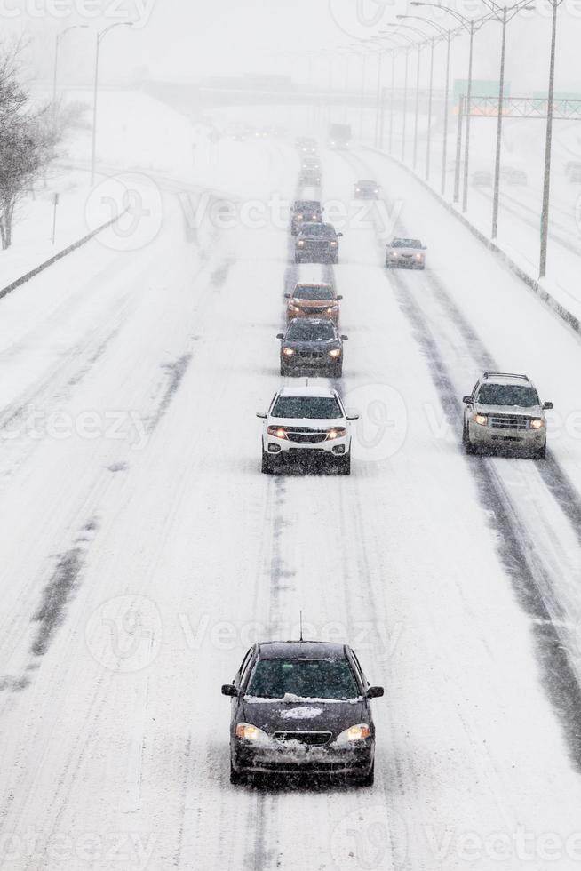 auto allineate sull'autostrada in una giornata invernale foto