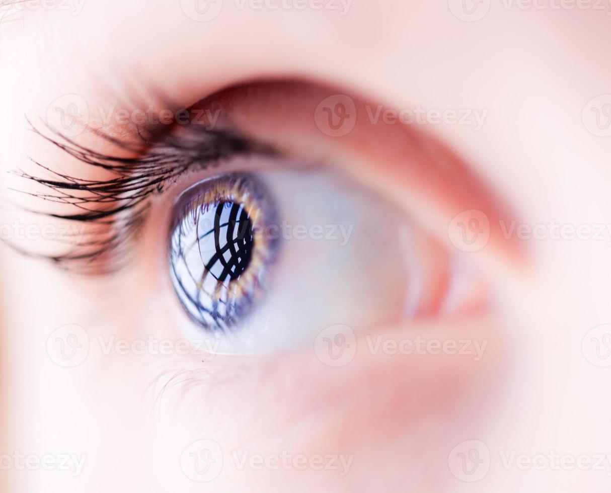 primo piano di un occhio femmina blu foto