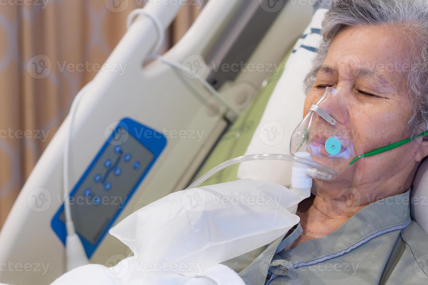 anziano donna pazienti con polmone patologia, ottenere ossigeno per trattamento nel il camera a il Ospedale. spazio per testo. concetto di anziano persone e assistenza sanitaria foto