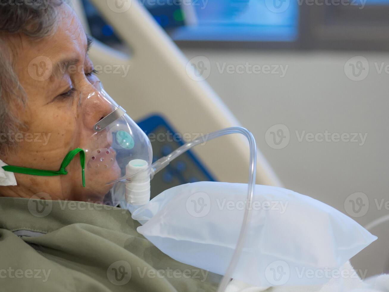 anziano donna pazienti con polmone patologia, ottenere ossigeno per trattamento nel il camera a il Ospedale. spazio per testo. concetto di anziano persone e assistenza sanitaria foto