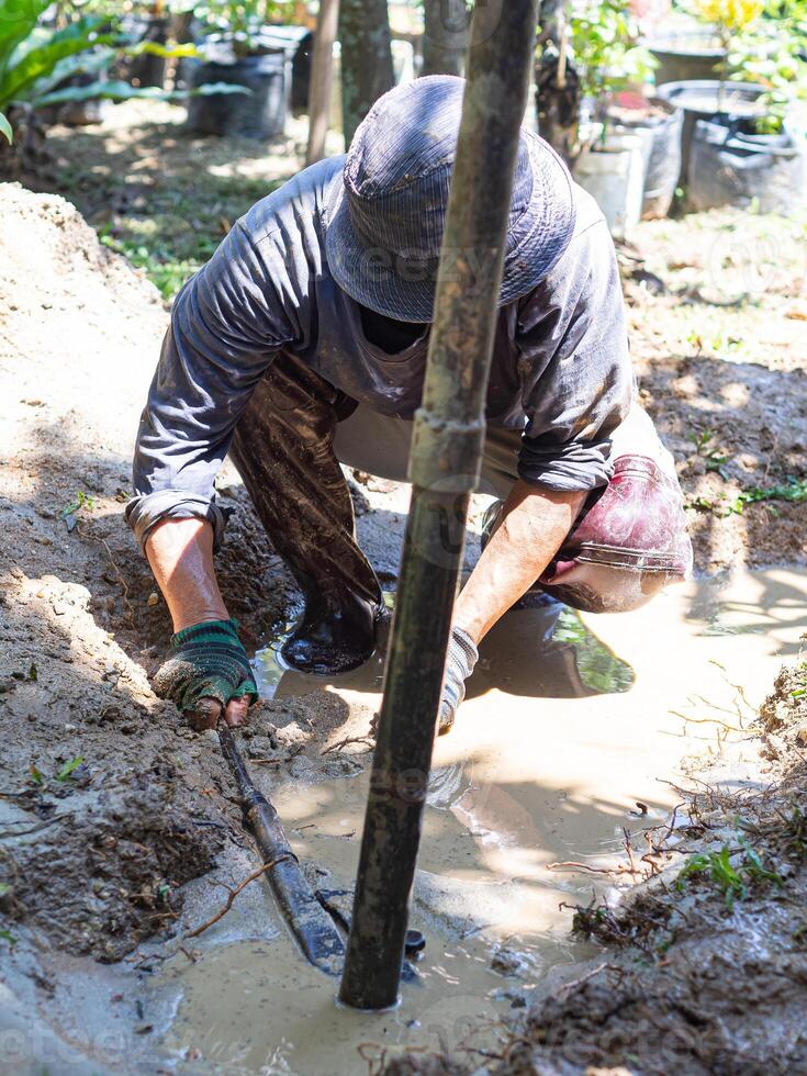 avvicinamento di lavoratori perforazione acque sotterranee fino a trovato acqua. acque sotterranee risolve acqua carenza i problemi. risolvere il siccità foto