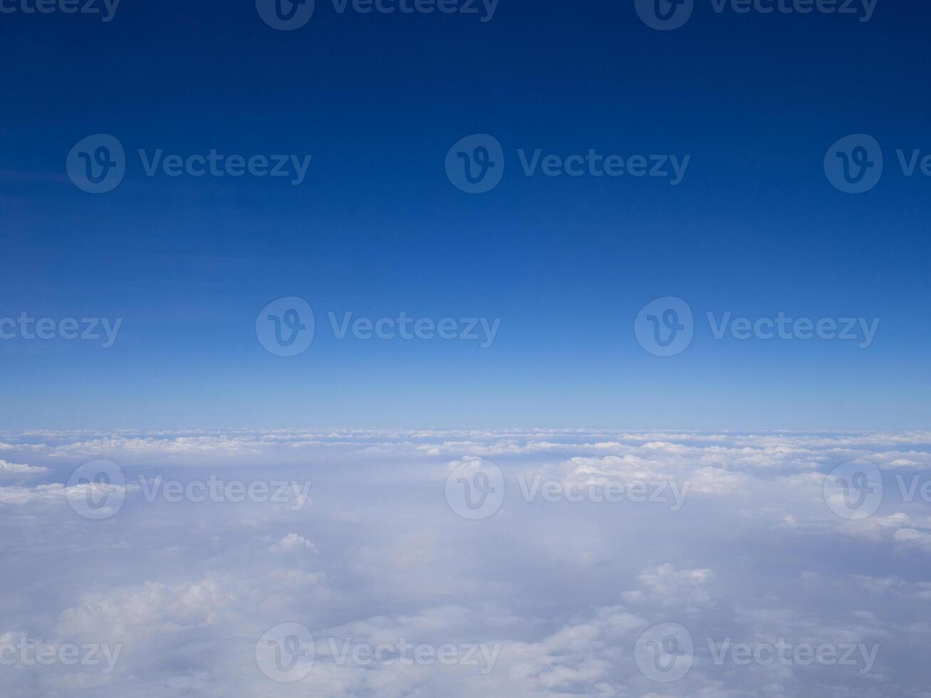 blu cielo nuvole visto a partire dal aereo bellissimo con blu cielo sfondo natura. foto