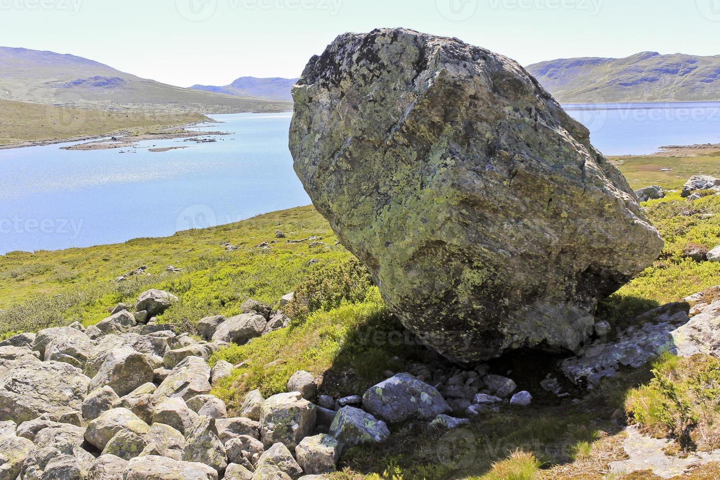 enorme masso, grande lago di roccia vavatn a hemsedal, buskerud, norvegia. foto