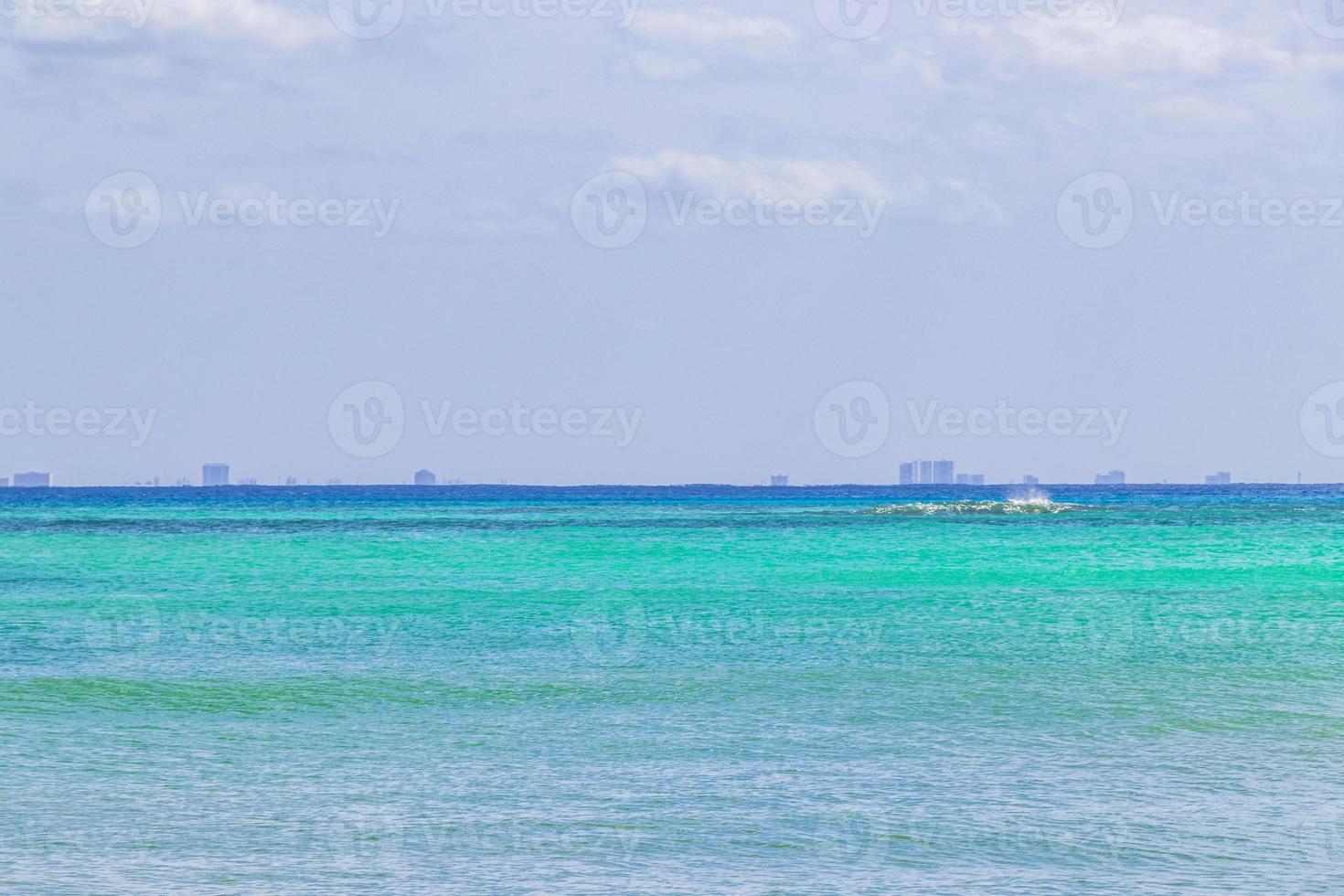 spiaggia tropicale messicana onde acqua turchese playa del carmen messico. foto