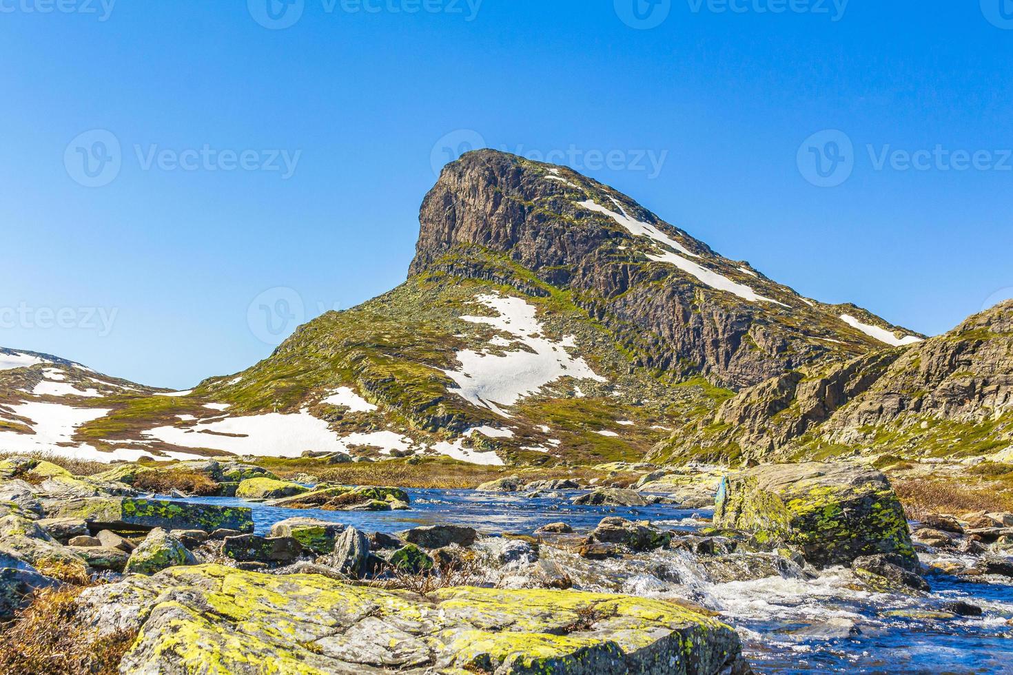 incredibile picco di montagna a veslehodn veslehorn hydnefossen cascata hemsedal norvegia. foto