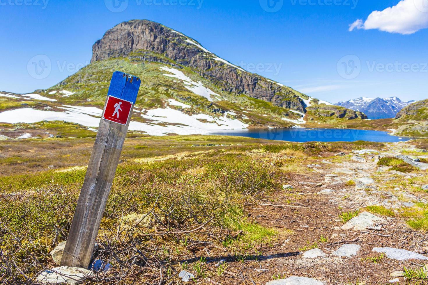 percorso di trekking a veslehodn montagna veslehorn cascata hydnefossen hemsedal norvegia. foto