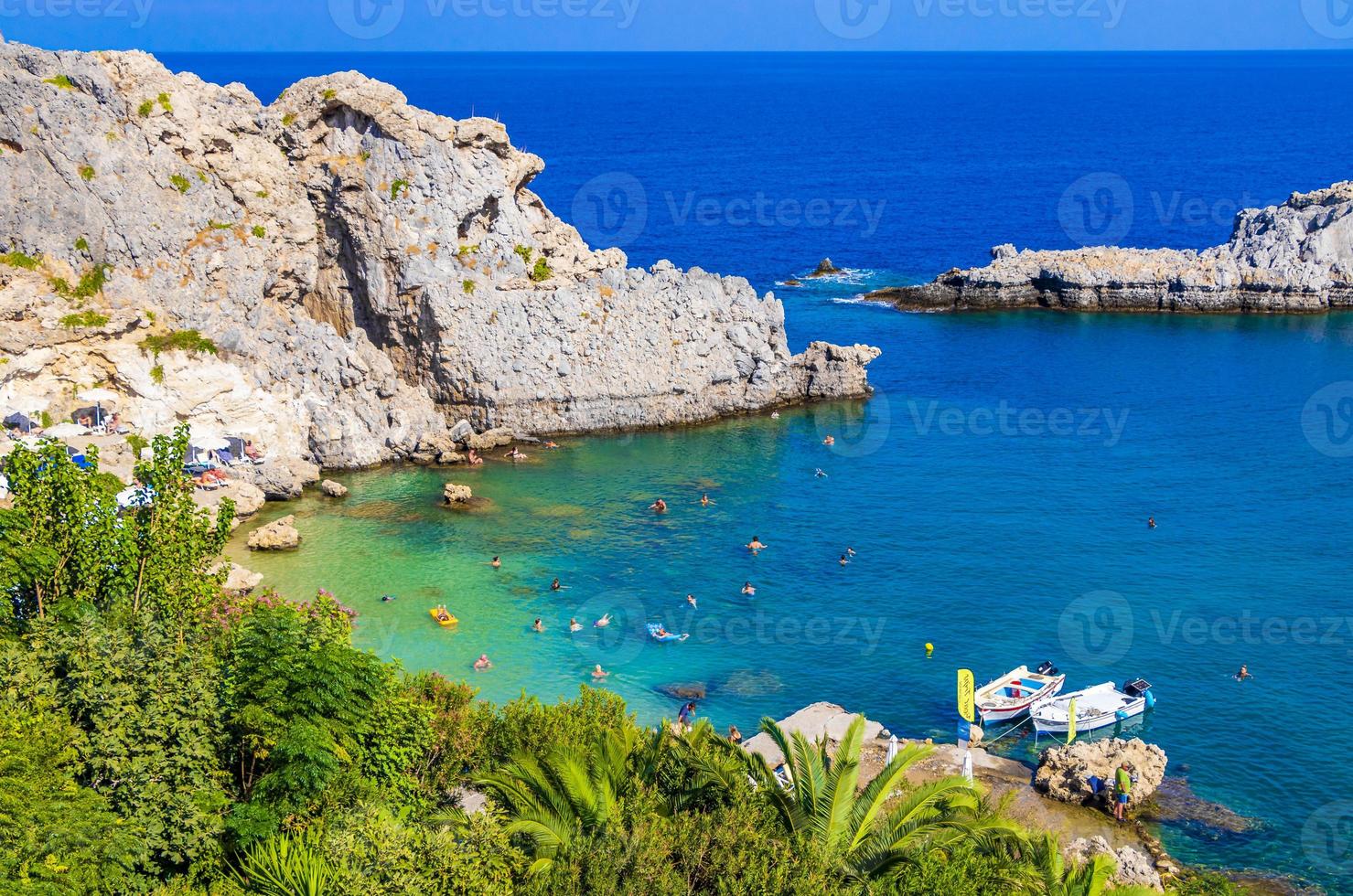 panorama della baia di st pauls con acqua limpida lindos rhodes grecia. foto