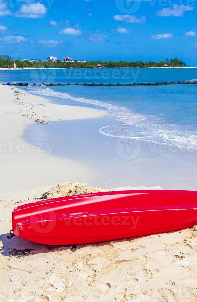 canoe rosse al panorama della spiaggia tropicale playa del carmen messico. foto