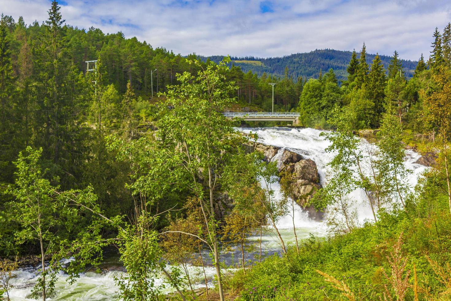 bella cascata e ponte paesaggio della norvegia. foto