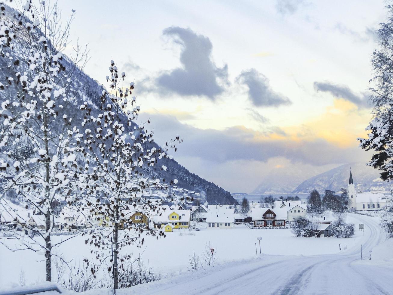 bellissimo sentiero idilliaco nel villaggio di framfjorden, vestland norvegia. foto