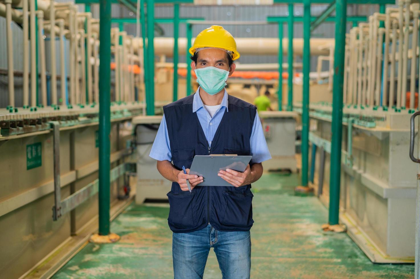 gli ingegneri monitorano il funzionamento dei macchinari industriali e dei sistemi di controllo. foto