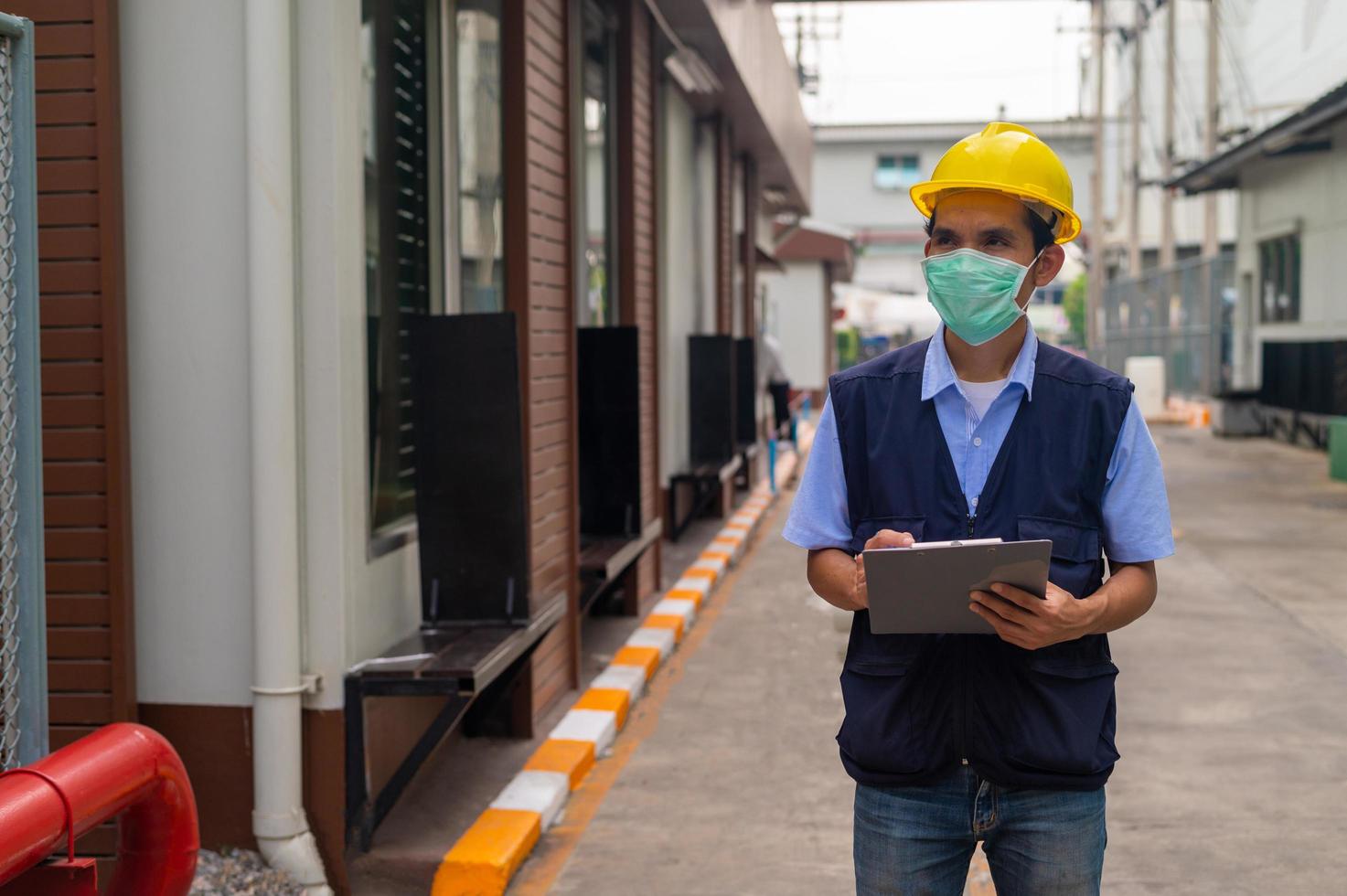 gli ingegneri prendono nota delle ispezioni degli impianti industriali. foto