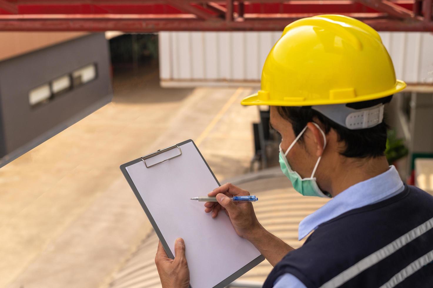 gli ingegneri monitorano e controllano il lavoro nell'area di costruzione. foto