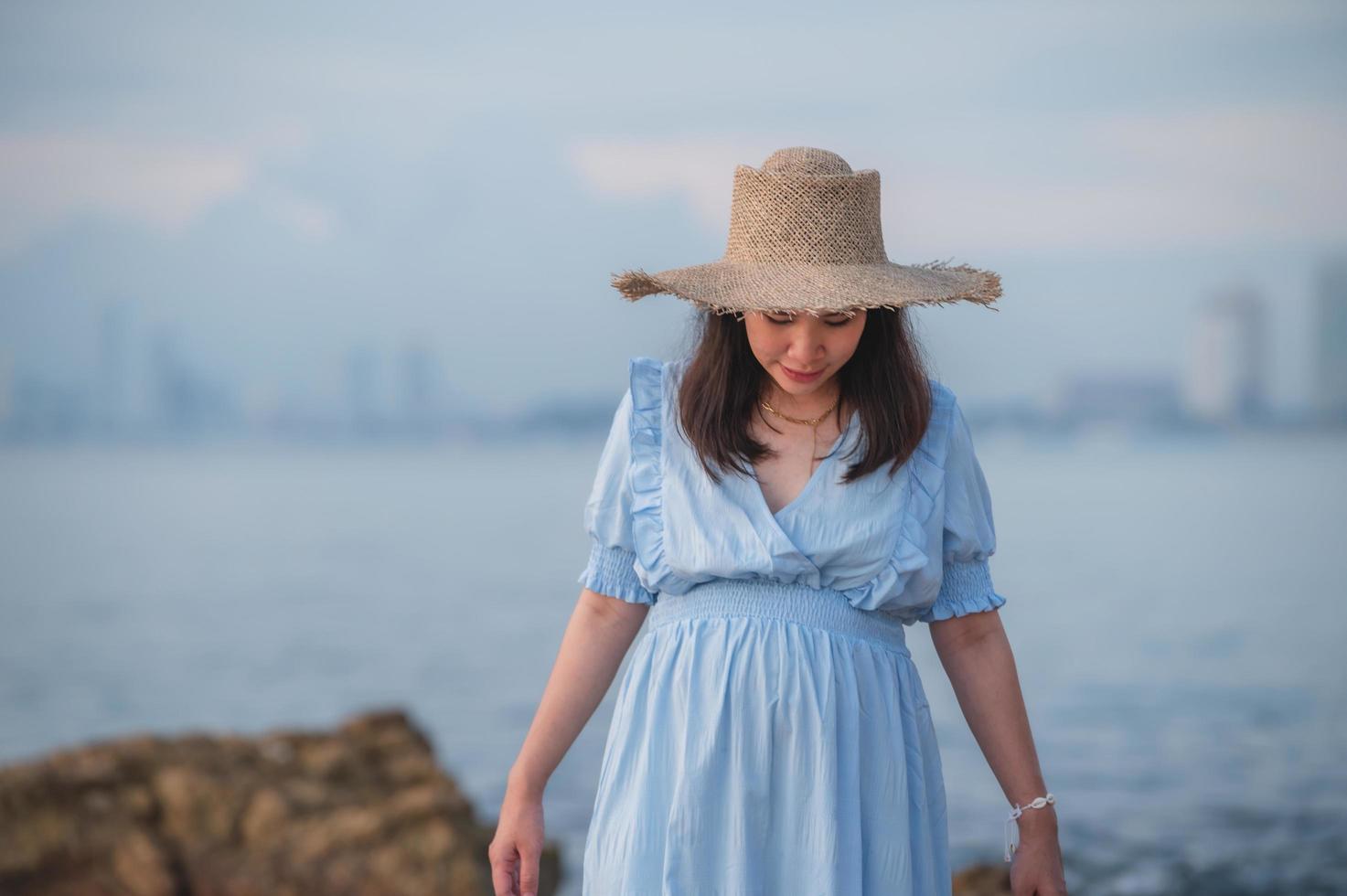 donna incinta che viaggia felice al mare foto