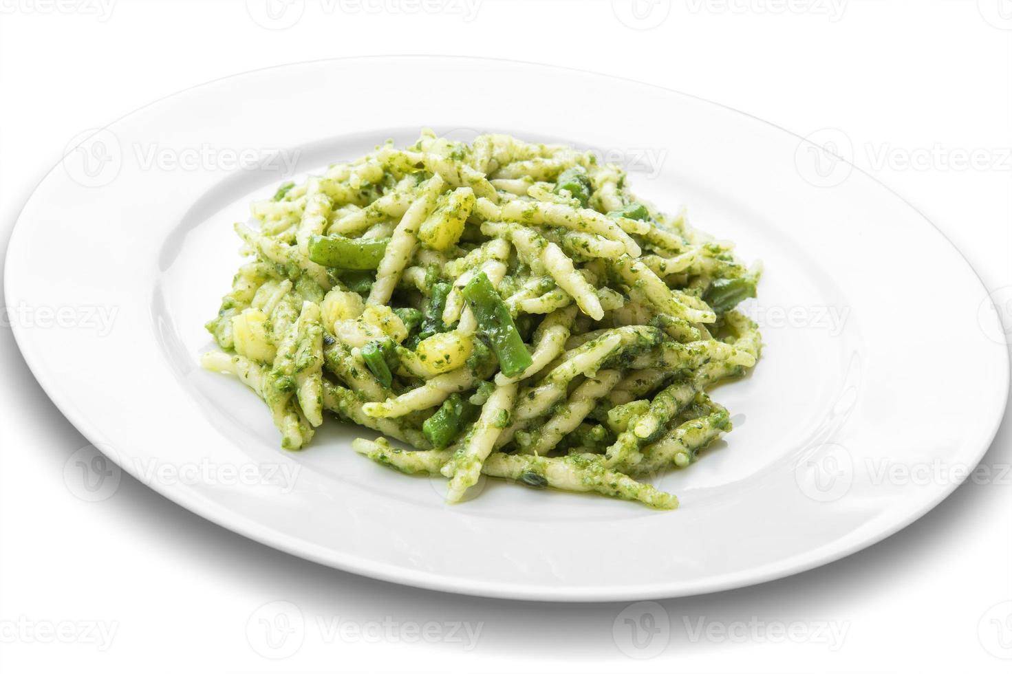 piatto di trofie al pesto genovese foto