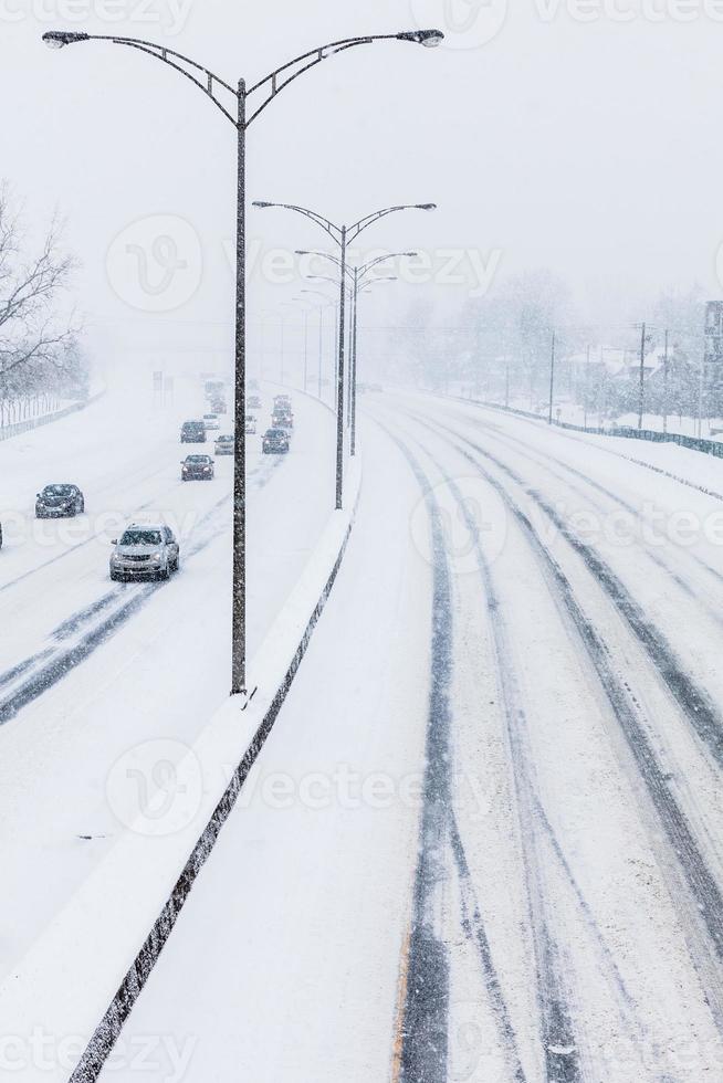 primo piano dell'autostrada innevata dall'alto foto