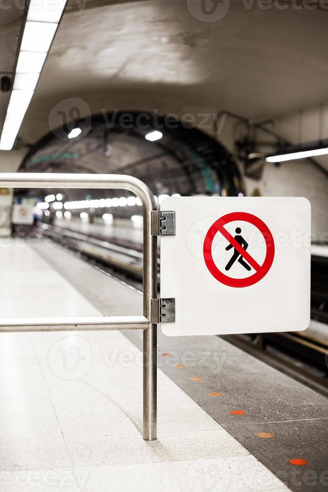 segnale di divieto di sicurezza non attraversare su una piattaforma della metropolitana foto