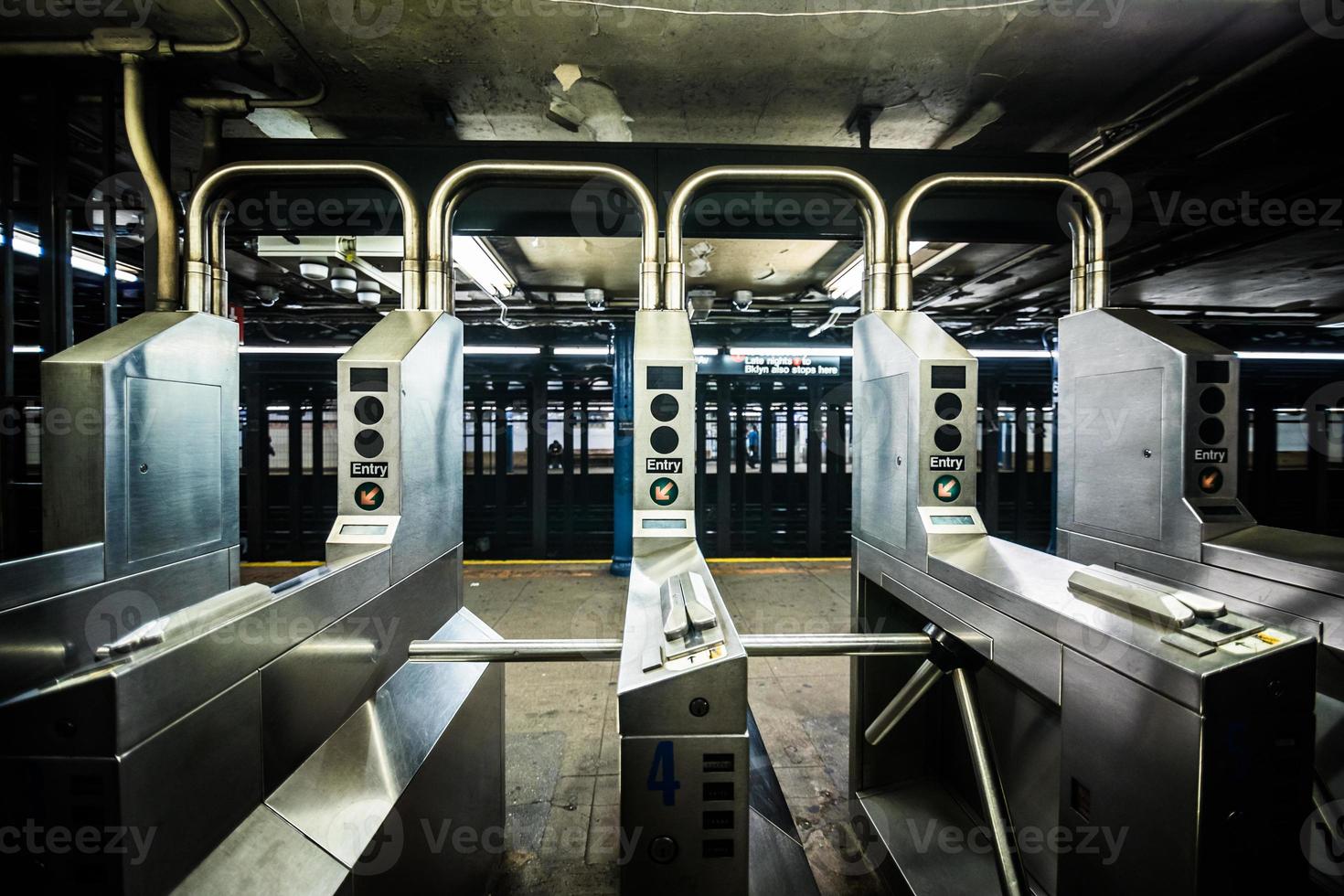 cancelli della metropolitana sotterranea a New York City on line tree. foto