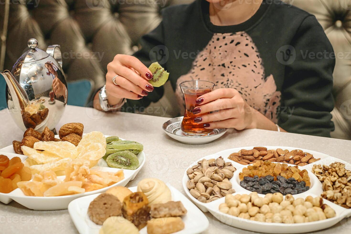 donna seduta a tavolo con piatti di cibo foto