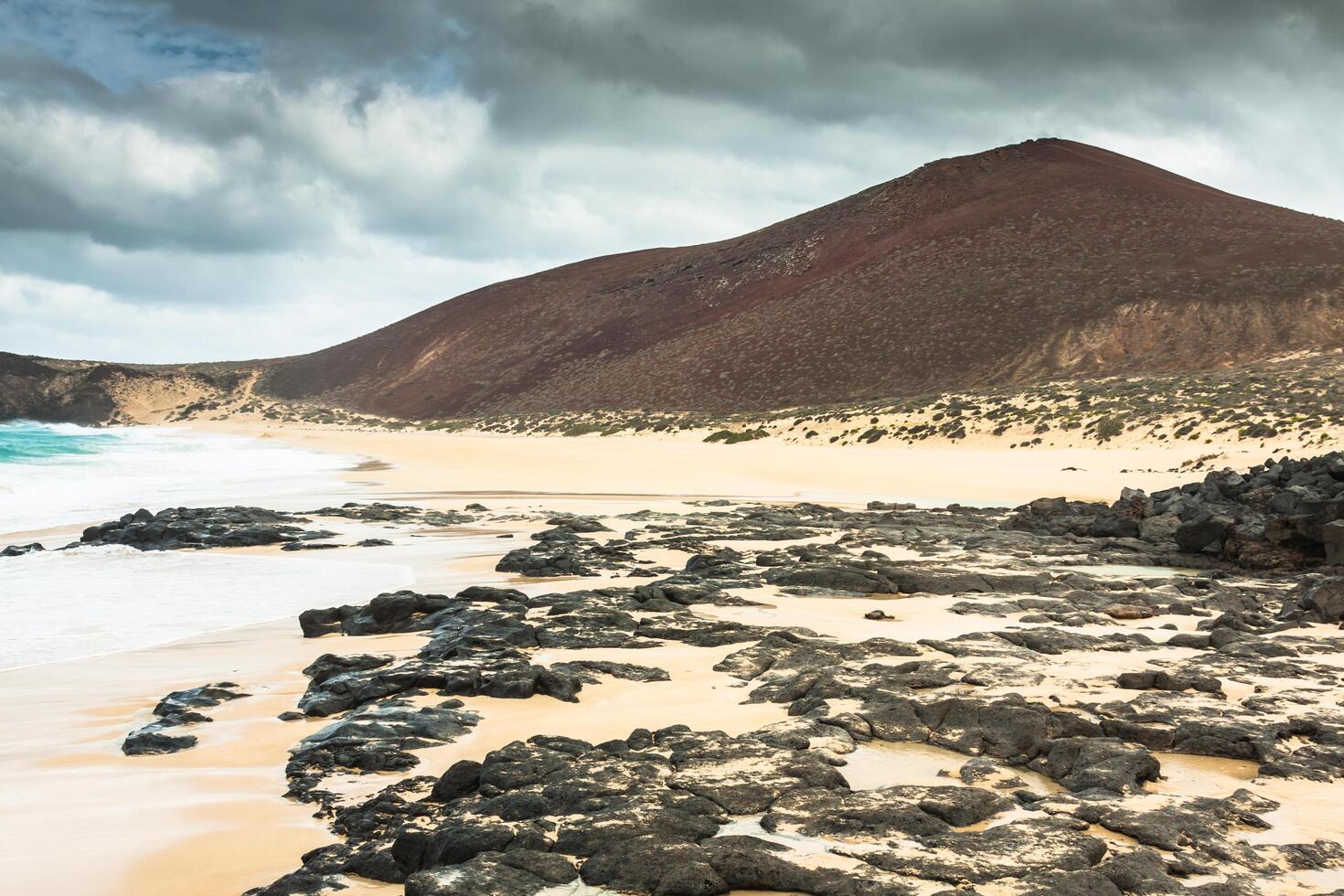 bellissimo spiaggia las conchas, su la graziosa, un' piccolo isola vicino lanzarote, canarino isole foto