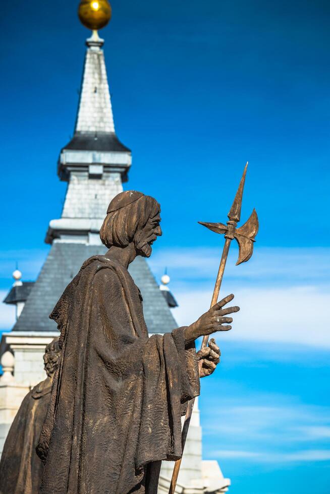 statua a Cattedrale di santo Maria il reale di la almudena Madrid foto