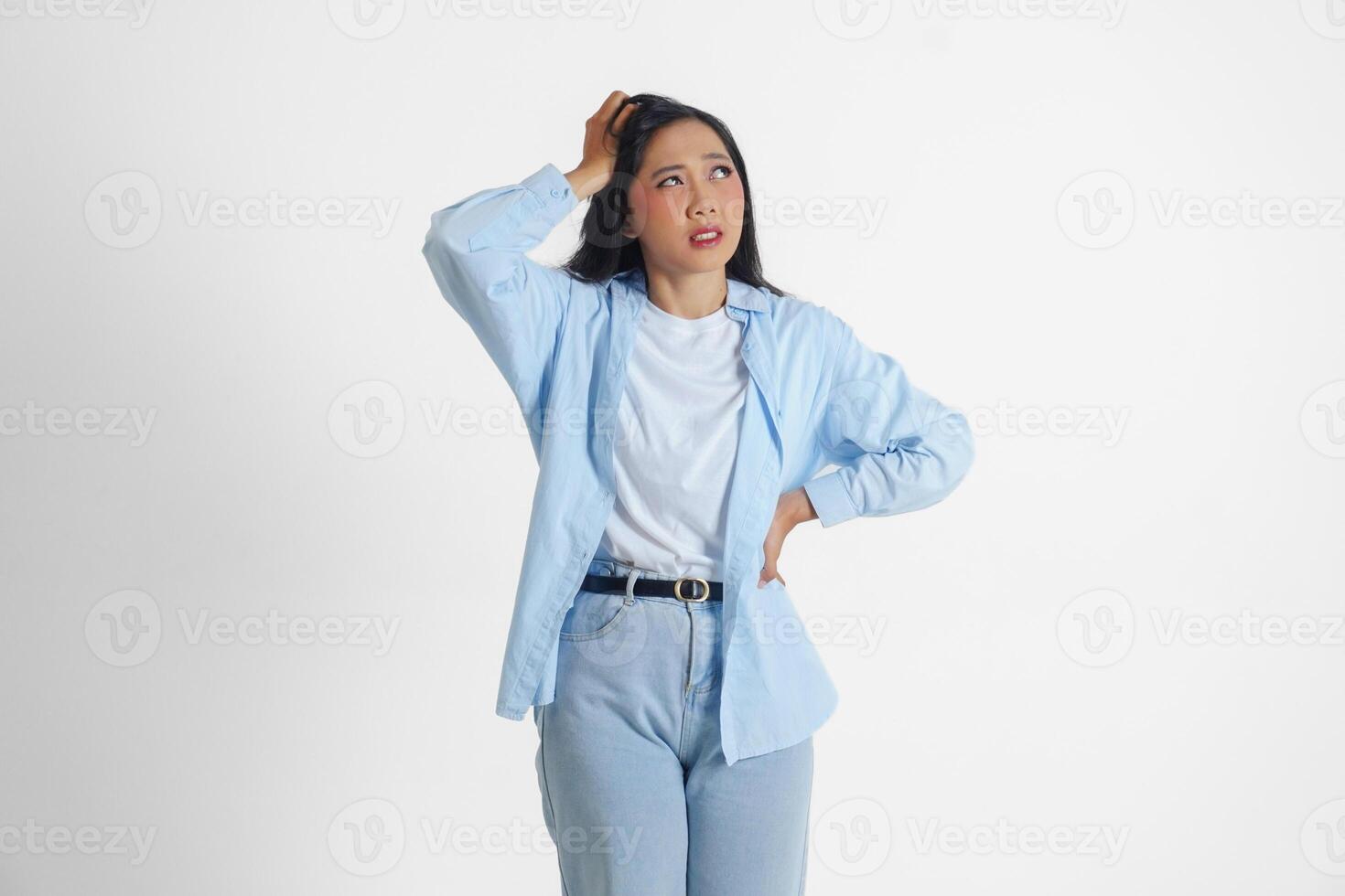 un' triste asiatico donna sembra stressato e depresso o avendo male alla testa, isolato bianca sfondo. foto