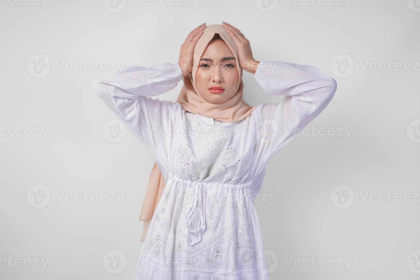triste asiatico musulmano donna nel hijab sembra stressato e depresso o avendo mal di testa perché caldo tempo metereologico e digiuno foto