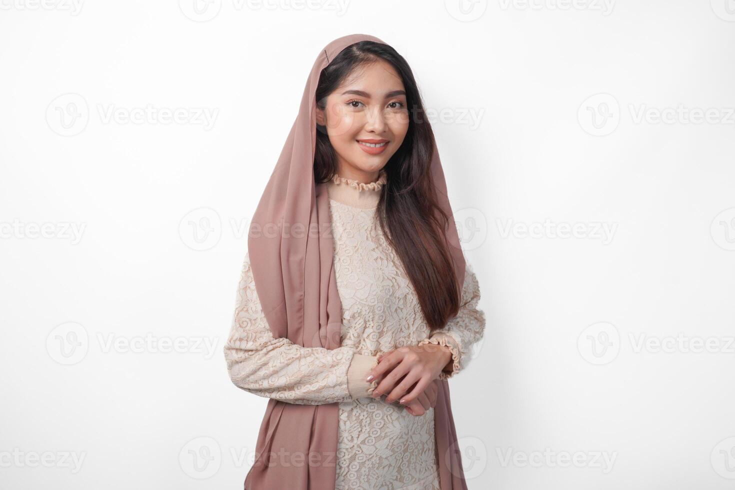 ritratto di bellissimo asiatico musulmano donna indossare velo hijab dando con formale posa sorridente per il telecamera, in piedi al di sopra di isolato bianca sfondo foto