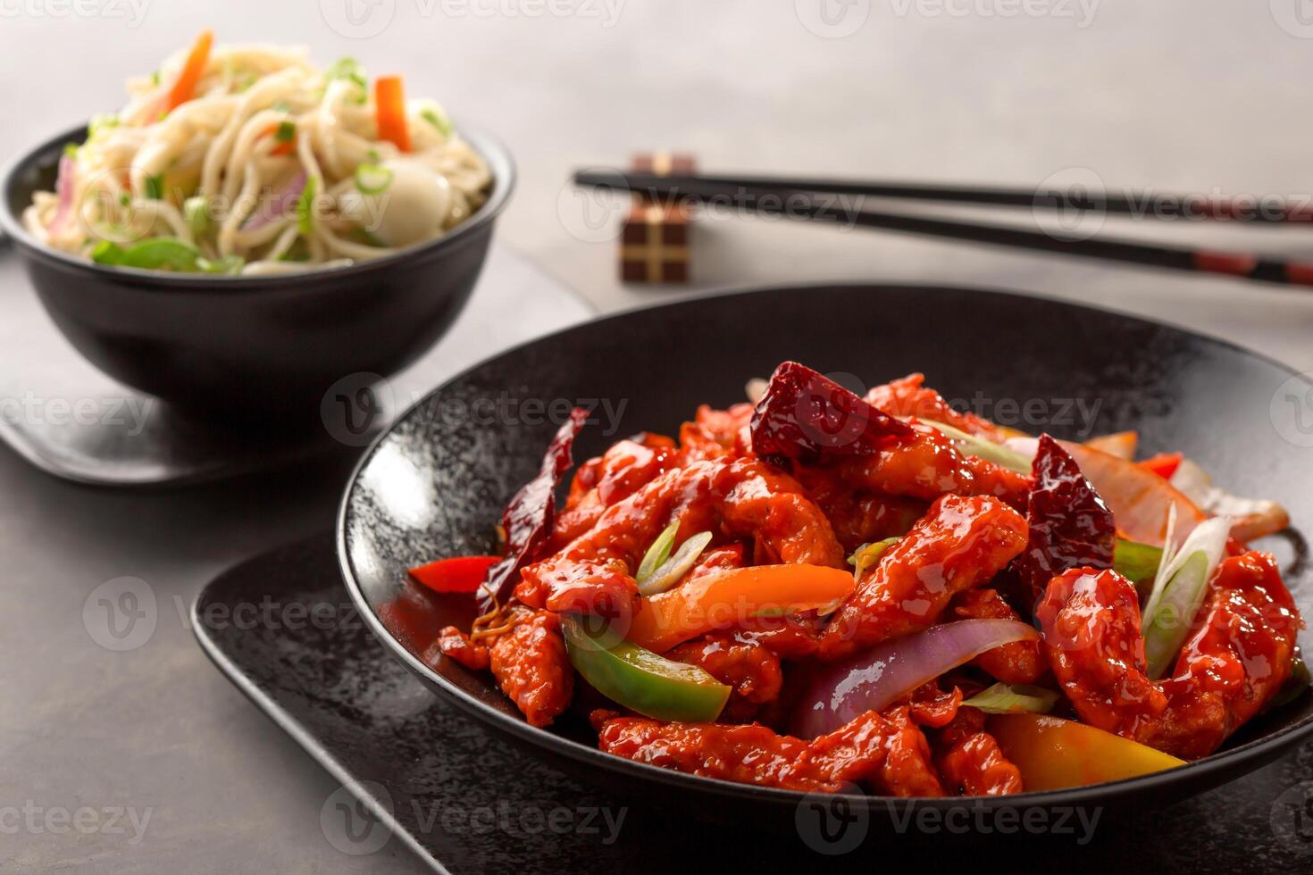 Drago pollo includere campana Pepe, rosso peperoncino e carota e chowmein con bastoncini servito nel piatto isolato su sfondo superiore Visualizza di Cinese cibo foto