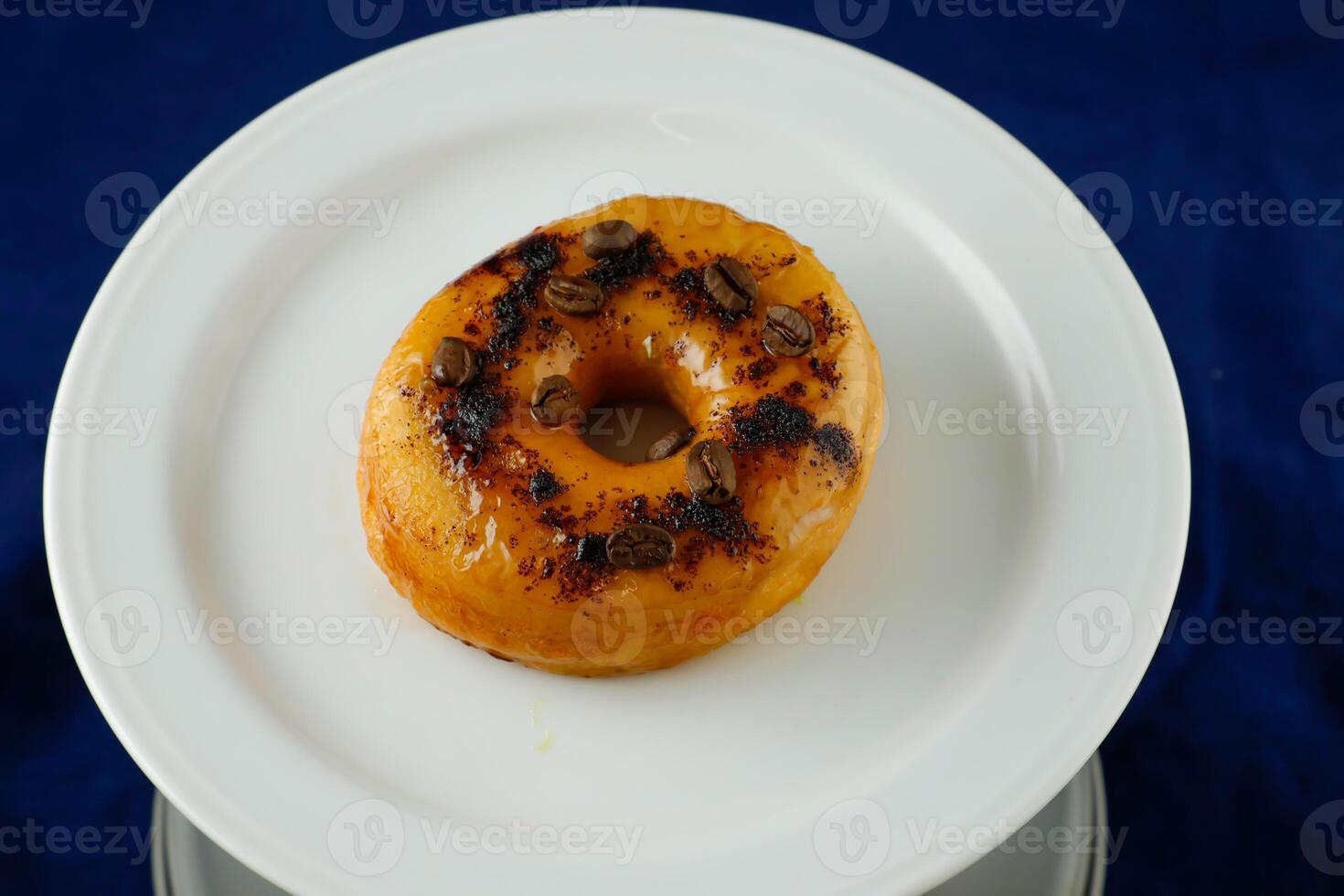 mocaccino ciambella o moca servito nel piatto isolato su blu sfondo lato Visualizza di al forno prima colazione cibo foto