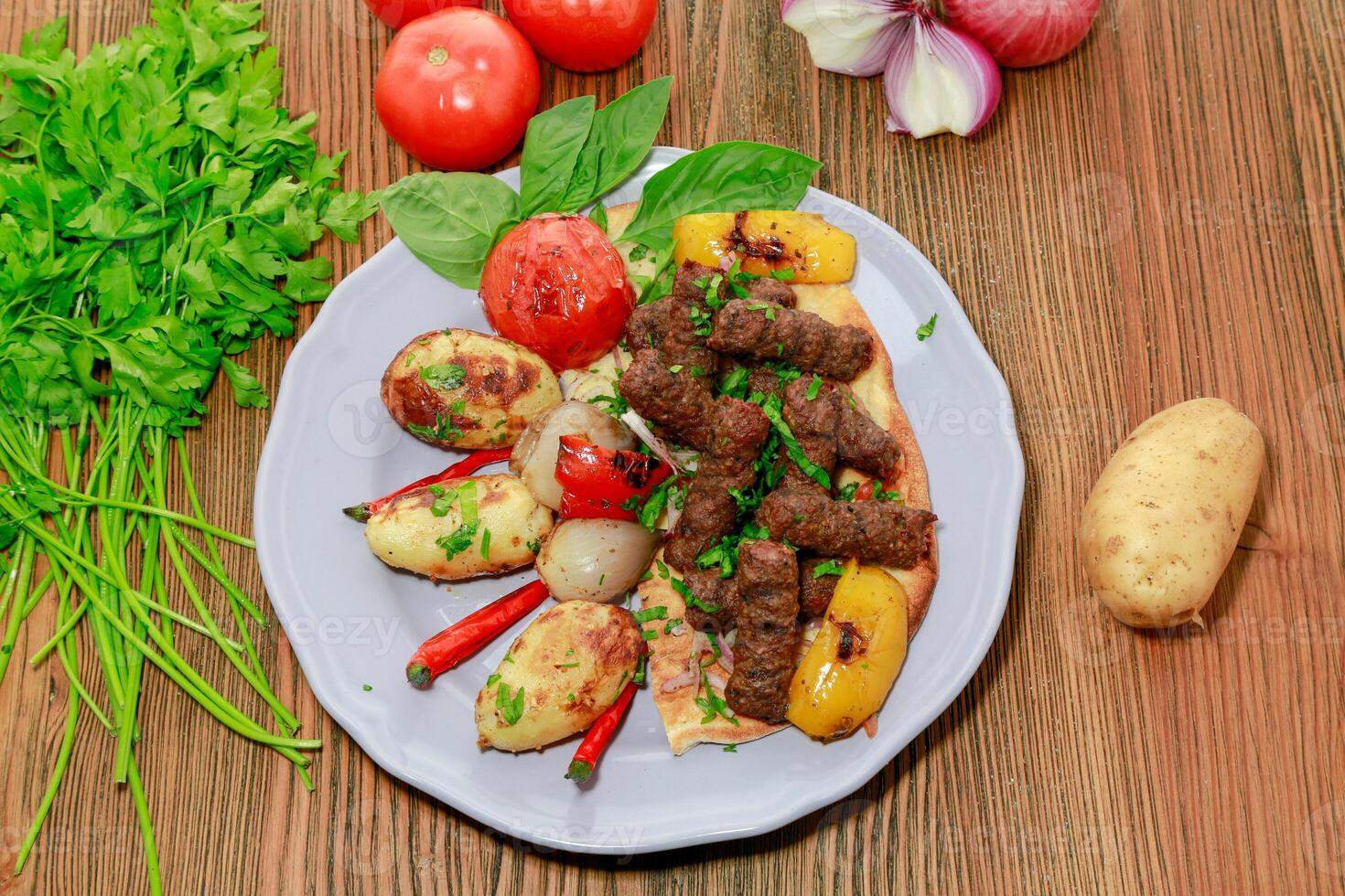 kofta kebab topi carne kabab con pomodoro, cipolla Patata e coriandolo servito nel piatto isolato su tavolo superiore Visualizza di Arabo cibo foto