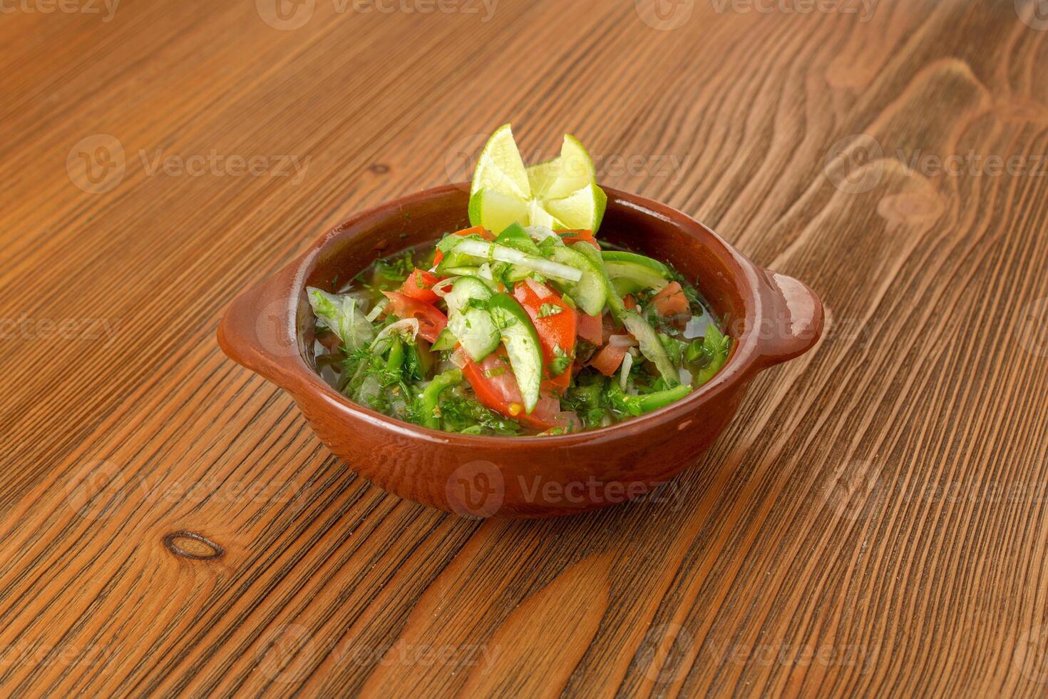 fresco verde insalata di cetriolo, pomodoro, cipolla e coriandolo servito nel piatto isolato su di legno tavolo lato Visualizza di Arabo cibo foto