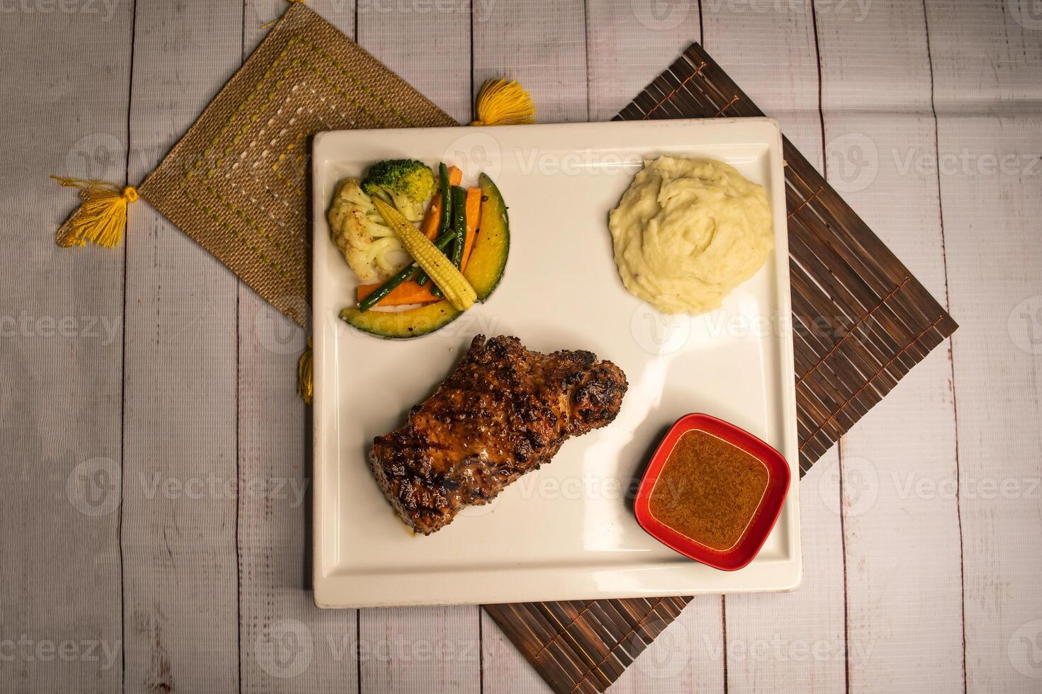 controfiletto bistecca con nero Pepe, salsa e insalata servito nel piatto isolato su tovagliolo superiore Visualizza su di legno tavolo italiano cibo foto