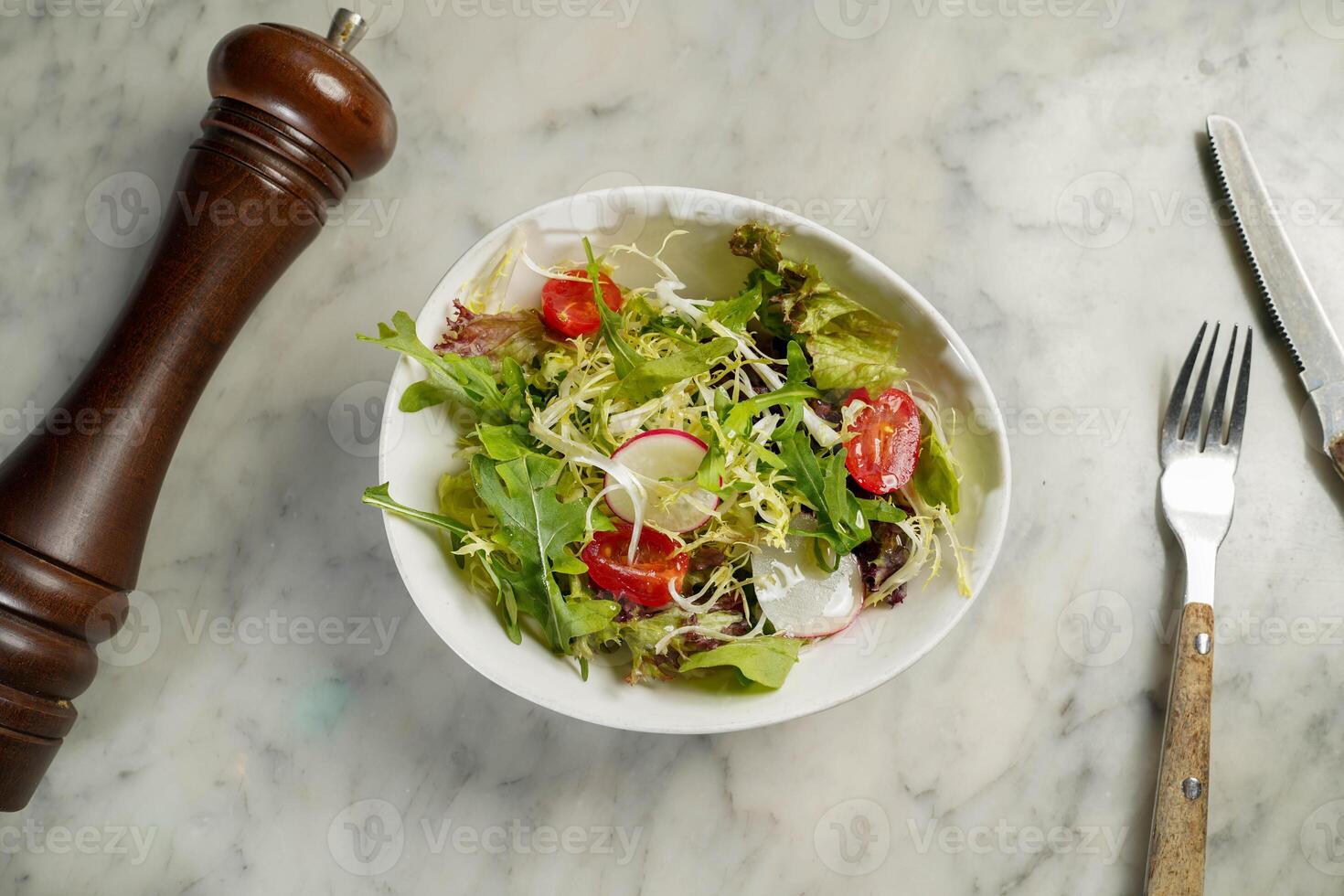 mescolare insalata con pomodoro, cetriolo e cipolla servito nel piatto isolato su marmo sfondo superiore Visualizza su hong kong cibo foto