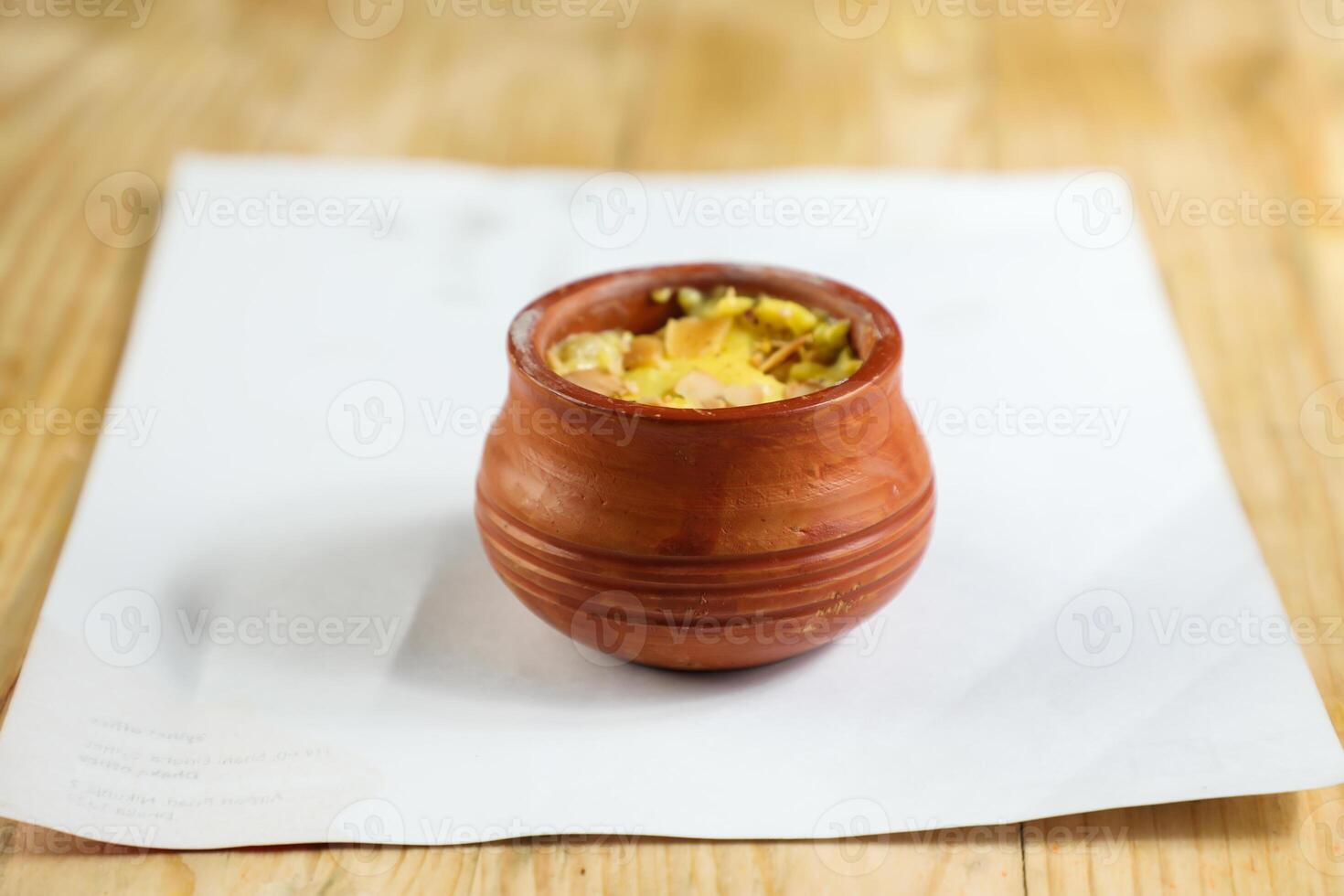 Firni, phirni anf cheer con noccioline servito nel pentola isolato su stuoia superiore Visualizza di indiano, bangali e pakistano dolce mithai foto
