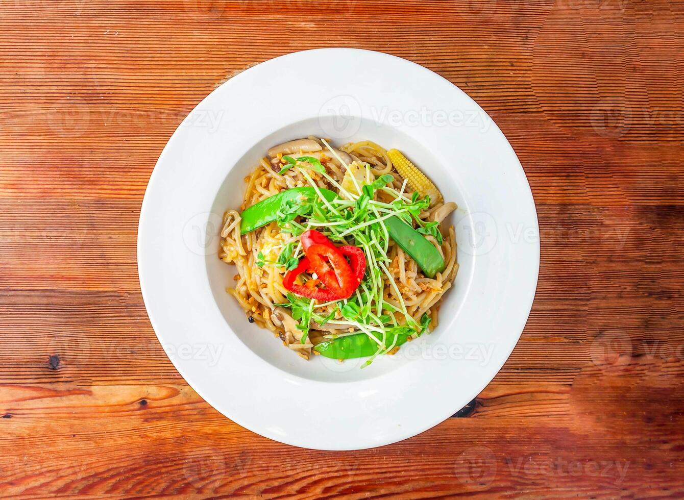 verdura aglio e olio con bambino Mais, fungo e pomodoro servito nel piatto isolato su di legno tavolo superiore Visualizza di hong kong cibo foto