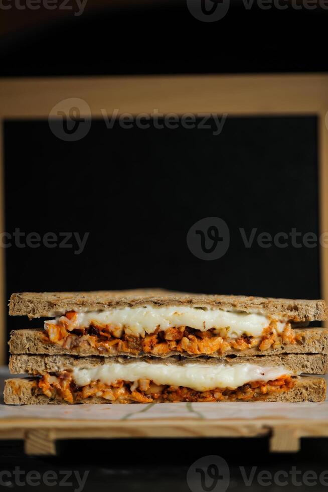 pollo tikka menta grigliato Sandwich isolato su di legno tavola lato Visualizza di veloce cibo su buio sfondo foto