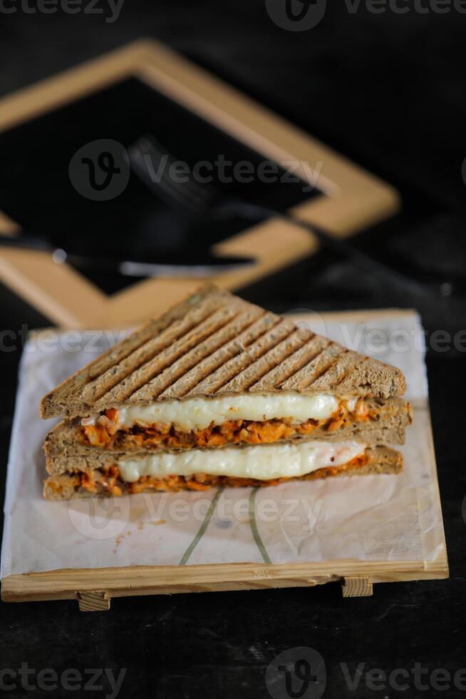 pollo tikka menta grigliato Sandwich isolato su di legno tavola lato Visualizza di veloce cibo su buio sfondo foto