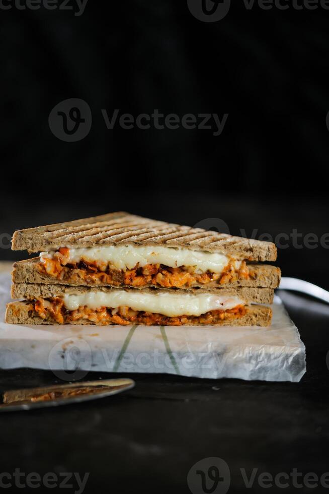 pollo tikka menta grigliato Sandwich isolato su di legno tavola lato Visualizza di veloce cibo su buio sfondo foto