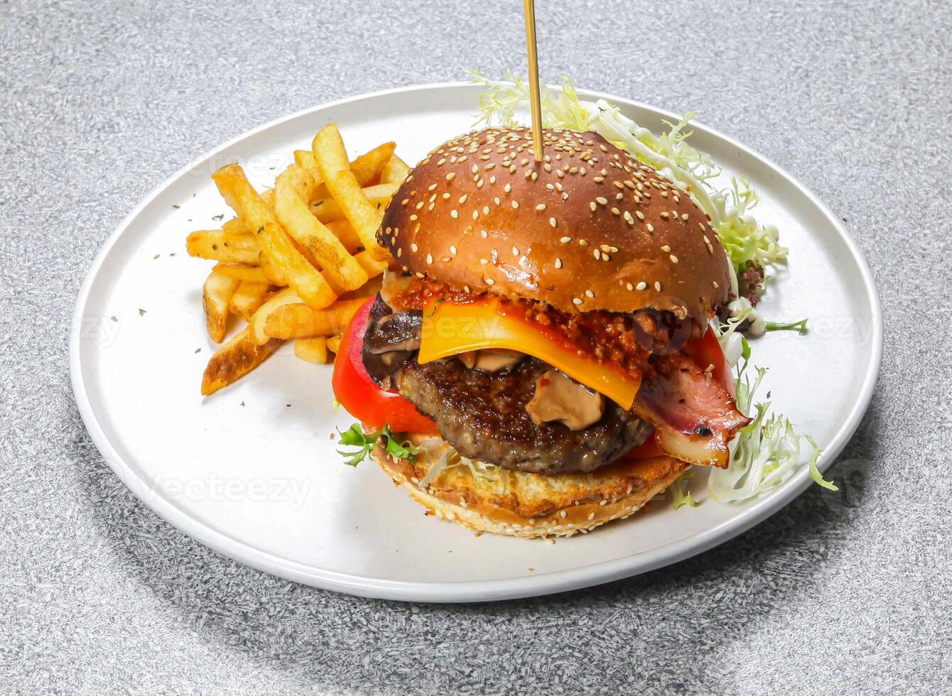 aussie Manzo hamburger includere formaggio fetta, pomodoro, cavolo e peperoncino salsa con francese patatine fritte servito nel piatto isolato su sfondo superiore Visualizza di hong kong cibo foto