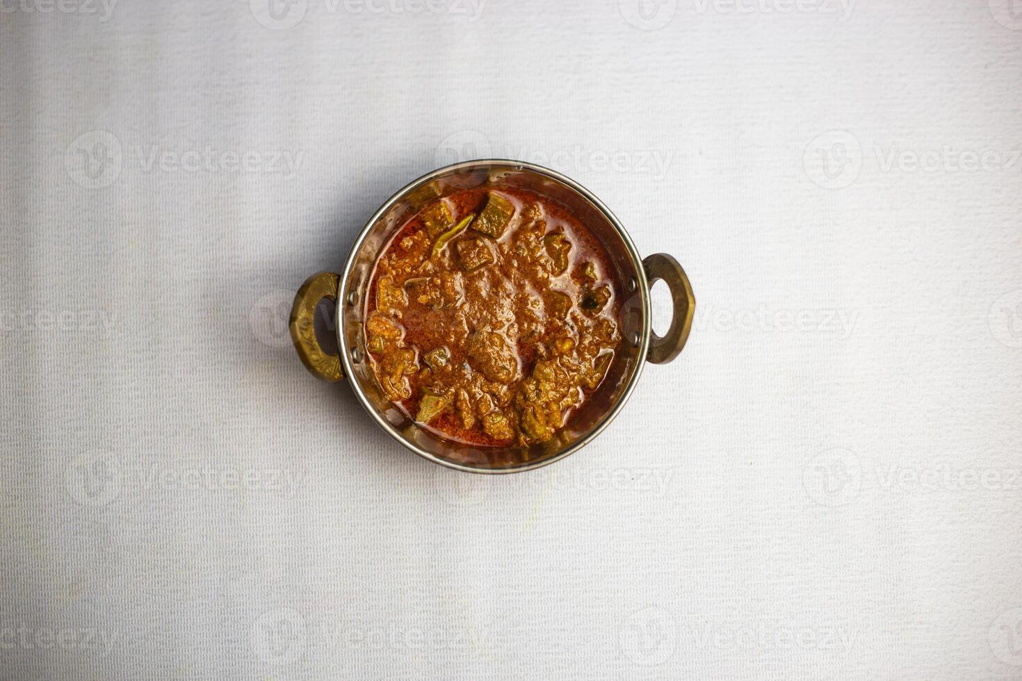 Manzo fegato masala karahi o kolija bhuna servito nel karahi isolato su sfondo superiore Visualizza di Bangladesh, indiano e pakistano tradizionale speziato cibo foto