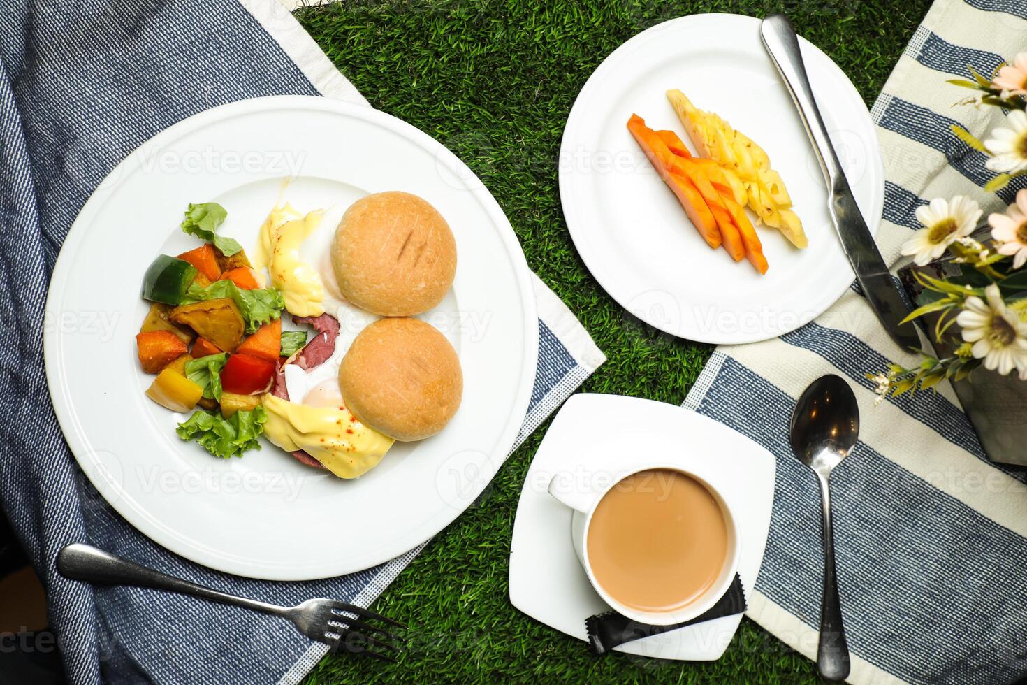 uovo benedetto cursore con verdura insalata includere pomodoro, Patata, lattuga foglia e carota con Tè, caffè, e dolce melone servito su cibo tavolo superiore Visualizza salutare inglese prima colazione foto