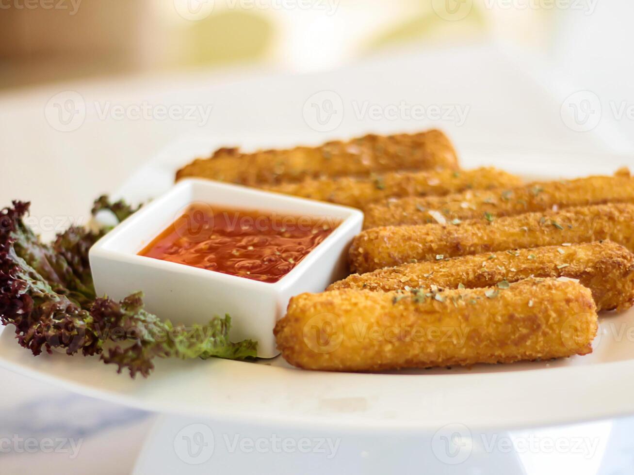 formaggio dita bastoni con peperoncino salsa servito nel piatto isolato su tavolo lato Visualizza di Arabo Fast food foto