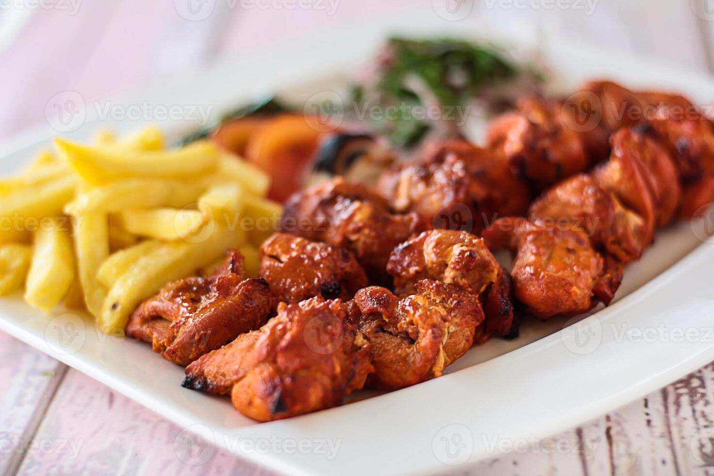 shish tawook tikka kabab con patatine fritte e insalata servito nel piatto isolato di legno tavolo superiore Visualizza di tandoori griglia bbq cibo foto