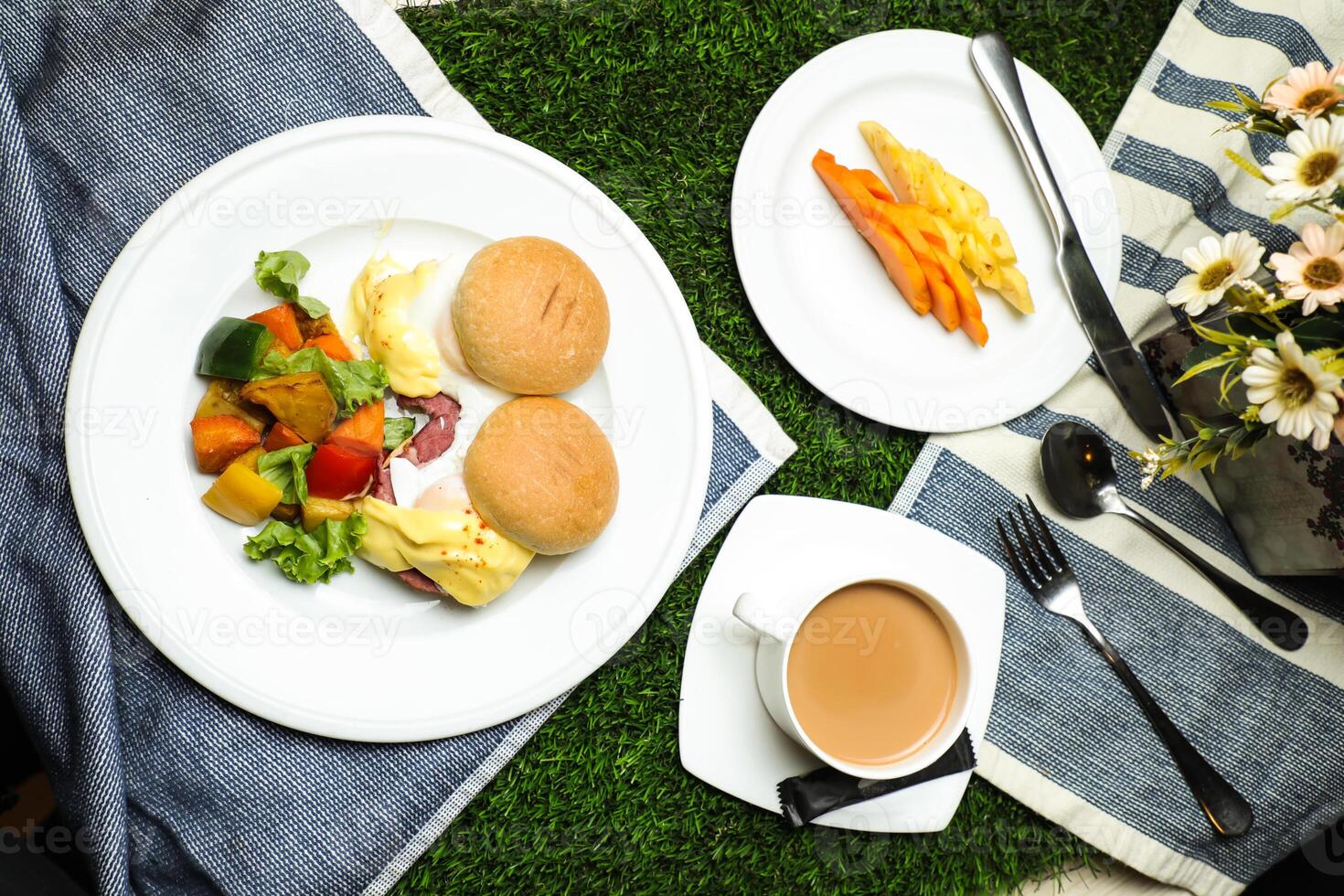 uovo benedetto cursore con verdura insalata includere pomodoro, Patata, lattuga foglia e carota con Tè, caffè, e dolce melone servito su cibo tavolo superiore Visualizza salutare inglese prima colazione foto