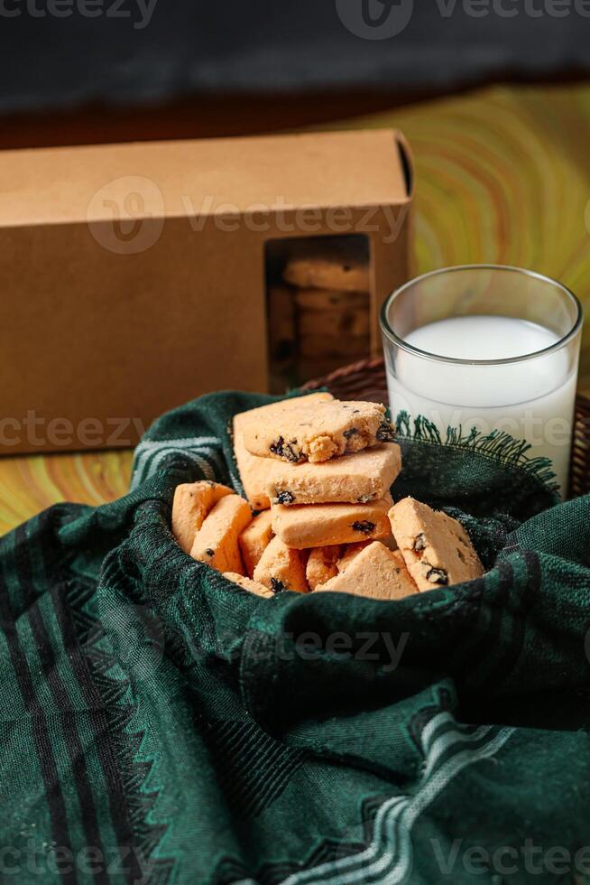 croccante biscotti biscotti servito nel piatto con biscotto scatola e bicchiere di latte isolato su tavolo lato Visualizza di americano bar al forno cibo foto