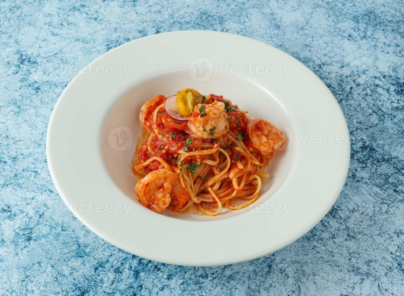 gamberetto marinara servito nel piatto isolato su sfondo superiore Visualizza di italiano cibo foto